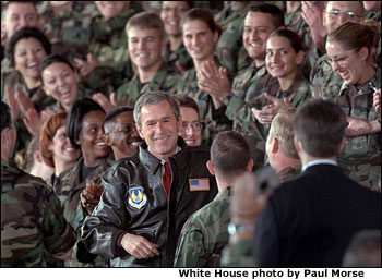El Presidente George W. Bush recibe un fuerte aplauso mientras habla con miembros de la fuerzas armadas durante su visita al Base Aérea Eglin en la Florida, 4 de febrero.