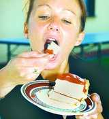 Die ständigen Warnungen vor zu fettem und zu süßem Essen erzeugen nur schlechtes Gewissen. Die wahren Gefahren lauern woanders, z. B. bei Diäten. Foto: Begsteiger