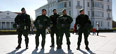 Polizisten vor Kempinski Grand Hotel. Quelle: reuters