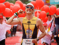 Timo Bracht bejubelt seinen Sieg beim Ironman Germany in Frankfurt. Quelle: reuters