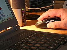 Ein Mann surft mit einem Laptop im Internet. Quelle: pixelio