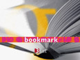Bookmark-Schriftzug vor aufgebltterten Buchseiten.