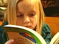 Hochbegabtes Mdchen liest ein Buch.