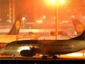 Eingetaucht in die Rollfeldbeleuchtung: eine Lufthansa-Maschine in Frankfurt (Bild:  picture-alliance/dpa)