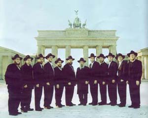 Rabbiner vor Brandenburger Tor First we take Manhatten, then we take Berlin