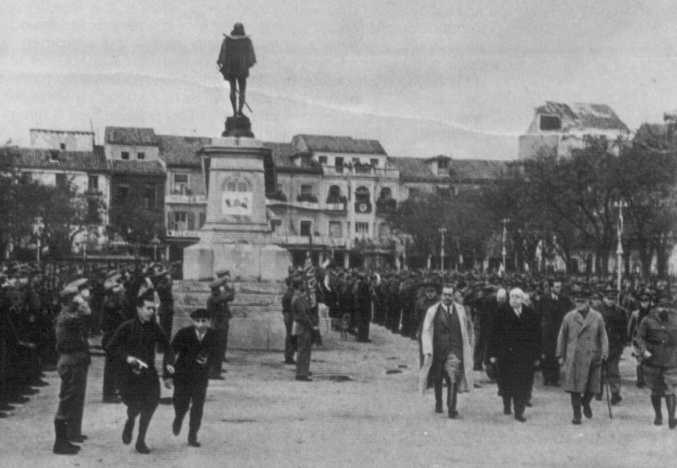 Juan Negrn Lpez y Manuel Azaa Daz en Alcal de Henares,  visitando los frentes del Centro. Noviembre, 1937