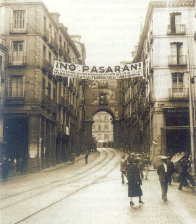 Calle con un cartel contra el Facismo. Madrid, 1936