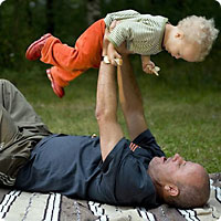 Pappa leker med barn. Bild: Mujo Korach/IBL.