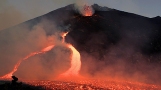 video: Aus dem sizilianischen Vulkan tna strmt wieder Lava 