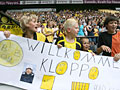 Fans begren Jrgen Klopp mit Plakat; Rechte: dpa