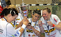 Das Team aus Leipzig feiert den Gewinn des DHB-Pokals; Rechte: dpa