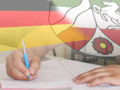 Einbrgerungstest mit Deutschlandflagge und NRW-Wappen; Rechte: WDR, dpa [M] Bsel