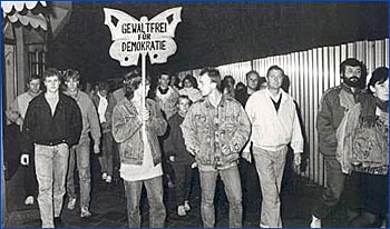 Gruppe von friedlichen Demonstranten in der Kröpeliner Straße, Höhe HO-Haushaltswaren (19.10.1989)