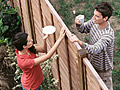 Frau und Mann trinken zusammen Kaffe ber den Zaun