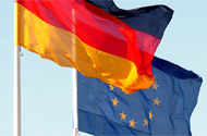 Im Wind wehende Deutschland- und EU-Fahne.