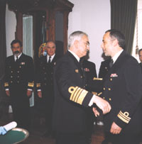 O Almirante CEMA entrega o prmio Comandante Joaquim Costa ao CFR Silva Ribeiro 