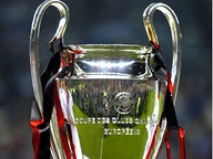 Der Champions-League-Pokal  hoch zwei 