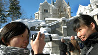 Chinesische Touristinnen in Neuschwanstein