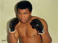 Muhammad Ali mit Boxhandschuhen
