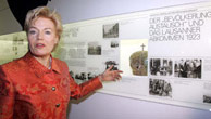 Erika Steinbach na tle jednej z wystaw dokumentujących ucieczkę i wysiedlenie Niemców