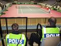 Schwedische Polizisten bewachen das Training des israelischen Davis-Cup-Teams in Malm (Foto: AFP)