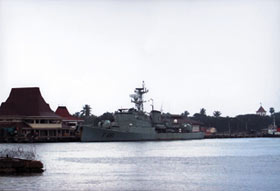 Fragata Cmte. Hermenegildo Capelo atracada ao cais de Dili em Maro de 2000.
