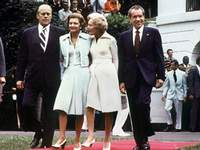 Richard Nixon und Ehefrau Pat verlassen das Weie Haus in Begleitung von Gerald Ford und Ehefrau Betty. (Foto: dpa)