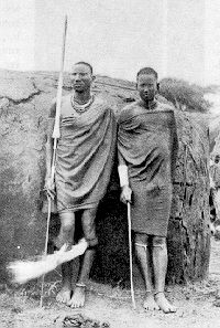 Kleidung und Schmuck der Masai-Krieger.