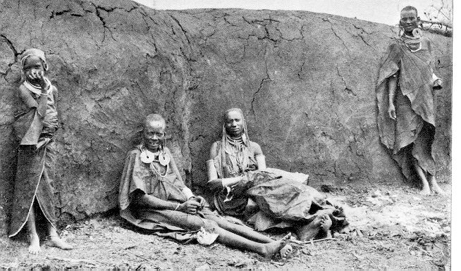 Masai-Weiber bei der Nharbeit.
