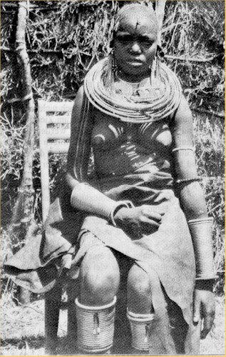 Schmuck einer jungen Masai-Frau.