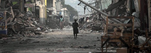 Eine Frau im zerstrten Port-au-Prince (Foto: AP)