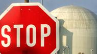 Stop-Schild vor dem Atomkraftwerk Biblis (Foto: AP)