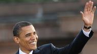 Obama winkt seinem Publikum zu (Foto: dpa)