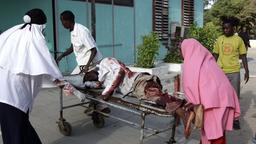 Verletzter Somalier auf einer Trage (Foto: AP)
