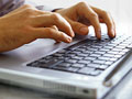 Ein Mann tippt auf einer Computertastatur | Bild: colourbox.com