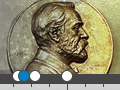 Zeitstrahl: Nobelpreis-Medaille changiert von schwarz/wei zu farbig | Bild: BR, picture-alliance/dpa, Montage: BR
