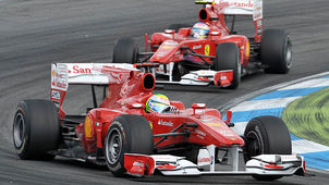 Massa (vorne) musste in Hockenheim Alonso berholen lassen.