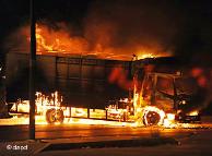 Ein brennender LKW in der omanischen Industriestadt Sohar (Foto:AP)