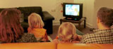 Familie vor Fernseher; Rechte: WDR/Eckenroth