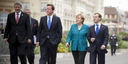 La chancelière fédérale Mme Merkel, le premier ministre canadien M. Harper, le chef du gouvernement britannique M. Cameron et le président russe M. Medvedev sur le chemin du Centre de Conférence.