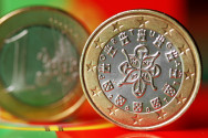 Portugiesische 1 Euro Münze auf Europaflagge