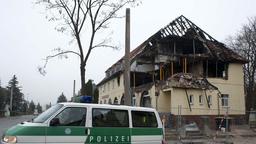 Ein Polizeiwagen vor dem ausgebrannten Haus in Zwickau (Foto: AFP)