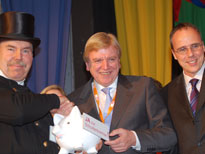 Schweinchen vom Schornsteinfeger: Ministerprsident Volker Bouffier (M) und Generalsekretr Peter Beuth (r) (Bild:  picture-alliance/dpa)