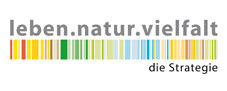 Logo, bestehend aus bunten Strichen mit Schriftzug: leben.natur.vielfalt.