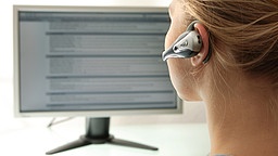 Frau mit Headset vor Computer | Bild: colourbox.com