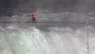 Nik Wallenda bei der Überquerung Niagarafälle  (Foto: AFP)