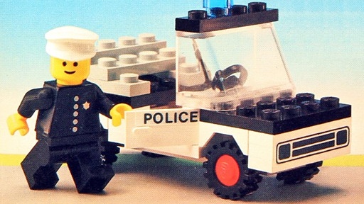 Polizist mit Polizeiauto früher | Bild: Lego