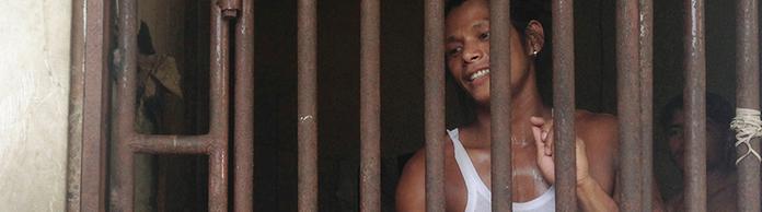 Im indonesischen Benjina sitzt ein Arbeiter hinter Gitterstäben. | Bildquelle: AP