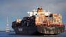 Ein Containerschiff läuft in den Hamburger Hafen ein. | Bildquelle: dpa