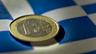Euromünze liegt auf griechischer Fahne | Bildquelle: dpa